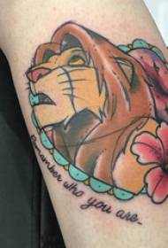 Geanimeerde Lion King tattoo meisje kalf op bloem en leeuwenkoning tattoo foto