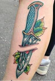 garota de tatuagem simétrica de bezerro bezerro nas folhas e figura de tatuagem punhal