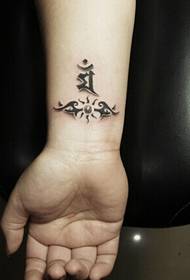 prosty sanskryt tatuaż na nadgarstku