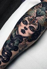 oldschoolowa tajemnicza czarownica z wzorem tatuażu na hełmie tygrysim