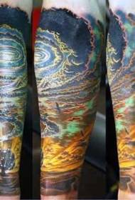 brazo hermoso pintado misterioso nube tatuaje patrón