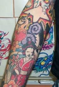 lule me ngjyra krahu dhe yje model tatuazhi geisha