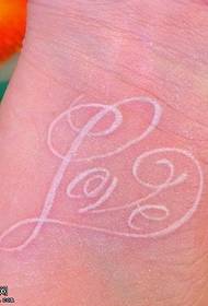 sumbanan nga puti nga dili makita nga sulat sa tattoo