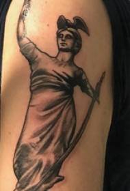 Braccio maschile tatuato braccio della Statua della Libertà sull'immagine nera del tatuaggio Statua della Libertà