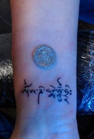 mały i świeży nadgarstek tatuaż sanskrytu