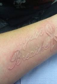 modello femminile del tatuaggio della lettera invisibile bianca del polso
