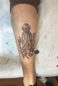 черен татуировка на октопод мъжки шейк върху снимка на татуировка на черен октопод
