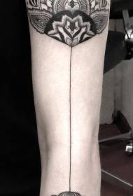 patró de tatuatge de tòtem de flors negres de braç