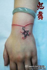 jednoduché pěticípé tetování hvězdami na zápěstí dívky