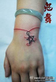 semplice tatuaggio a stella a cinque punte sul polso della ragazza