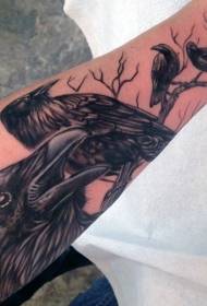 Moška roka črno siva realističen vzorec tatoo vrane