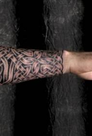 model de tatuaj negru cu braț masculin celtic