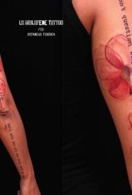 lengan bunga merah dan pola tato Huruf hitam