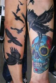braccio tatuaggio messicano tradizionale vecchia scuola e corvo nero