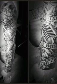 braccio lettere rosa grigio nero e modello tatuaggio vintage microfono