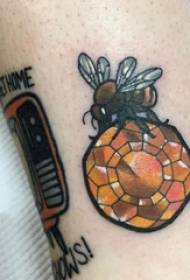 मधुमक्खी टैटू पैटर्न लड़की बछड़ा जमीन पर चित्रित मधुमक्खी टैटू चित्र