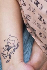 Tatuiruotės Cartoon Girl blauzdos ant juodo Cartoon Cat tatuiruotės paveikslėlio