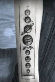 prekrasan motiv tetovaže na planeti temeljen na maloj ruci za tetoviranje ruke 97372 - lakat tetovaža 9 linija u laktu na ruci Na mjestu ubodne tetovaže slika