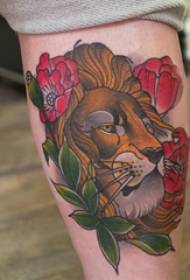 Vitello tatuato del re leone dipinto sull'immagine del tatuaggio del re leone