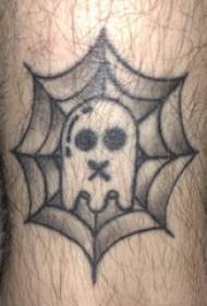 Evropski moški tatoo shank na slikah z duhom in pajkovo mrežo