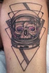 cranio tatuaggio maschio gambo sul triangolo andskull Immagine tatuaggio astronauta