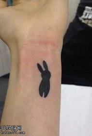 pergelangan tangan tatu totem bunny comel
