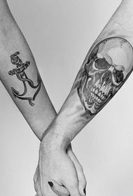 Couple de tatouages de personnalité de crâne et d'ancre