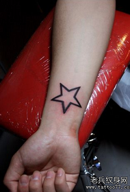La barra d'espectacles del tatuatge recomanava un patró de tatuatge d'estrella de cinc puntes al canell