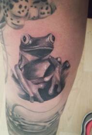 gambo maschio piccolo tatuaggio animale sulla foto del tatuaggio rana nera