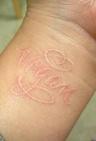 Tatuaj invizibil frumos la încheietura mâinii engleze