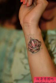 Tetovējumu šovu joslā ieteica nelielu plaukstas locītavas tetovējuma modeli