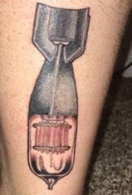 Stinco maschio con tatuaggio europeo con gambo sull'immagine possente del tatuaggio del missile