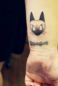 wzór tatuażu kota na nadgarstku