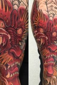 наоружани узорак тетоваже црвеног змаја у азијском стилу