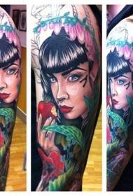Тајанствена жена цртаног филма у боји руке са узорком тетоваже од јабуке