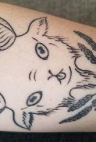 Ragazza del fumetto del tatuaggio sul polpaccio sulle immagini del tatuaggio di pecora e pianta