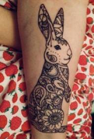 兔子紋身圖案雄性小牛在黑兔子紋身圖片上