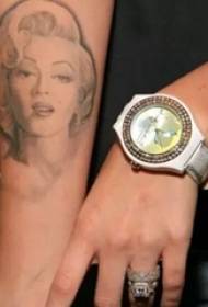 ນັກແຕ້ມຮູບດາວ tattoo ອາເມລິກາໃນຮູບແຕ້ມຂອງຮູບແຕ້ມຮູບ Marilyn Monroe