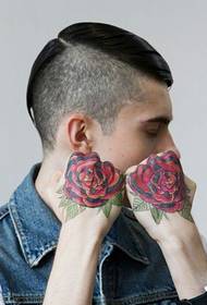 Európsky príliv mužskej osobnosti dvojitá päsť ruže tetovanie