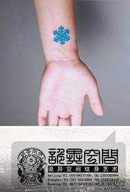 Meiteņu plaukstas locītavas tendence - vienkāršs zils sniegpārsliņas tetovējums