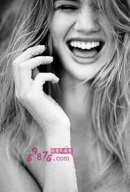 European beauty wrist wrist tattoo