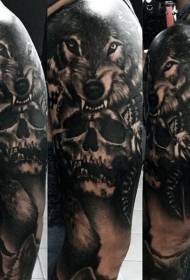 Grote arm zwarte Indiase schedel en wolf helm tattoo patroon