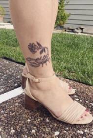 Europeisk tatuering tjej kalv ros och skorpion tatuering bild