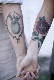 couple personnalité rose mois tatouage bras vase
