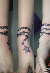 polso della ragazza con il bellissimo motivo a tatuaggio a stella a cinque punte