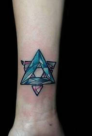 modello di tatuaggio di triangolo stellatu di colore di polso