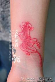 د انجلۍ مړوند کوچنۍ او ښکلې کوچنۍ طلایی ماهي ټاټو بattooه