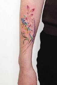 זרוע הילדה על פרק כף היד של תמונת דפוס הקעקוע הפרח הקטן