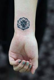tatuaggio totem polso semplice e bello