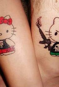 かわいい漫画のカップルの猫のタトゥー